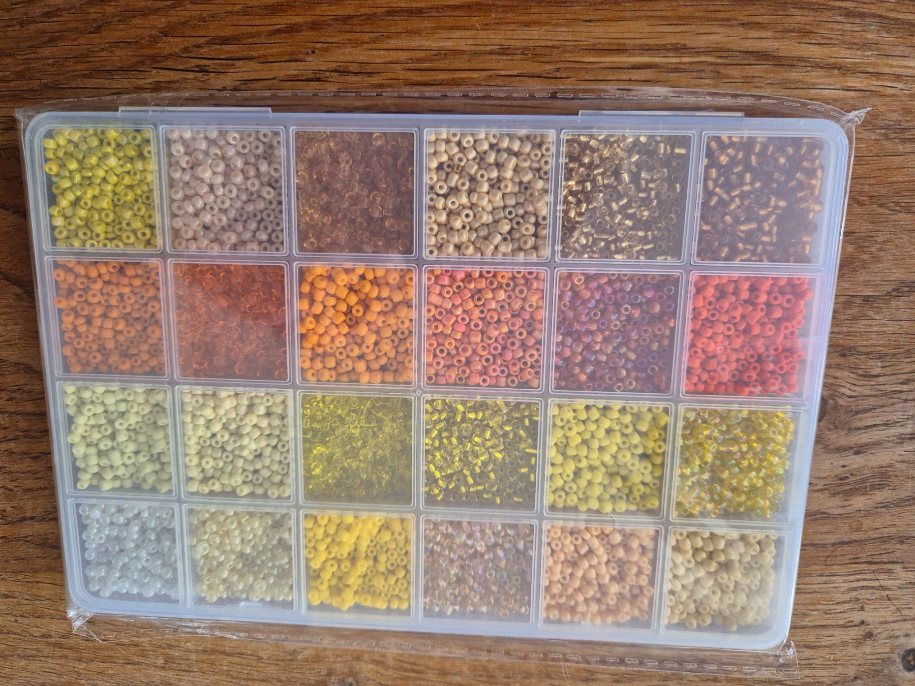 Perle (finte): Rocailles Perlen, 24 versch. Farben – Nuovo e nell'imballaggio originale da Läufelfingen venduto da Netti04 1