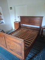 Letto antico in legno massiccio con testiera e pediera.