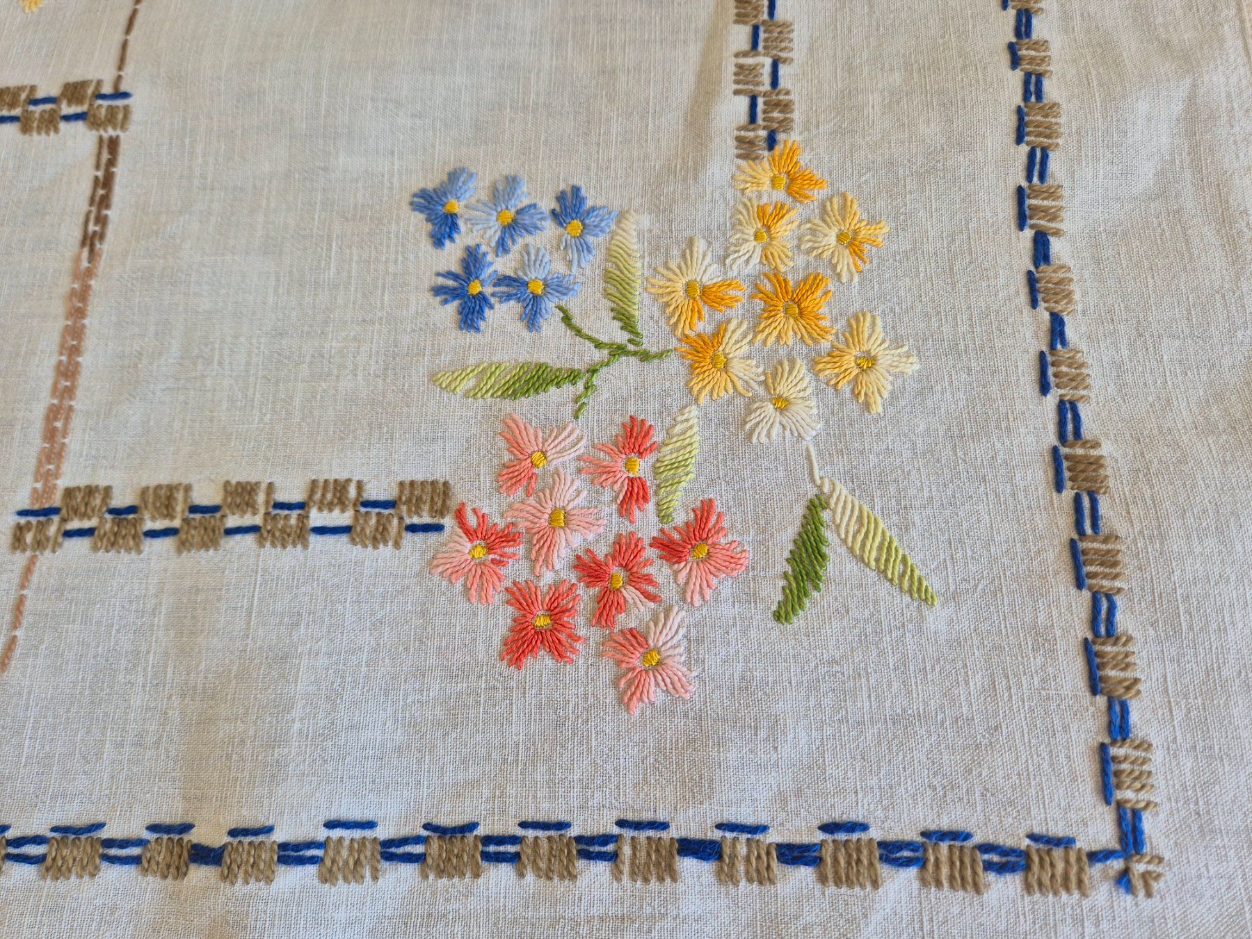 Altra biancheria da tavola: Leinen Tischdecke handbestickt mit Blumenmuster – Usato da Bern venduto da aronari 3