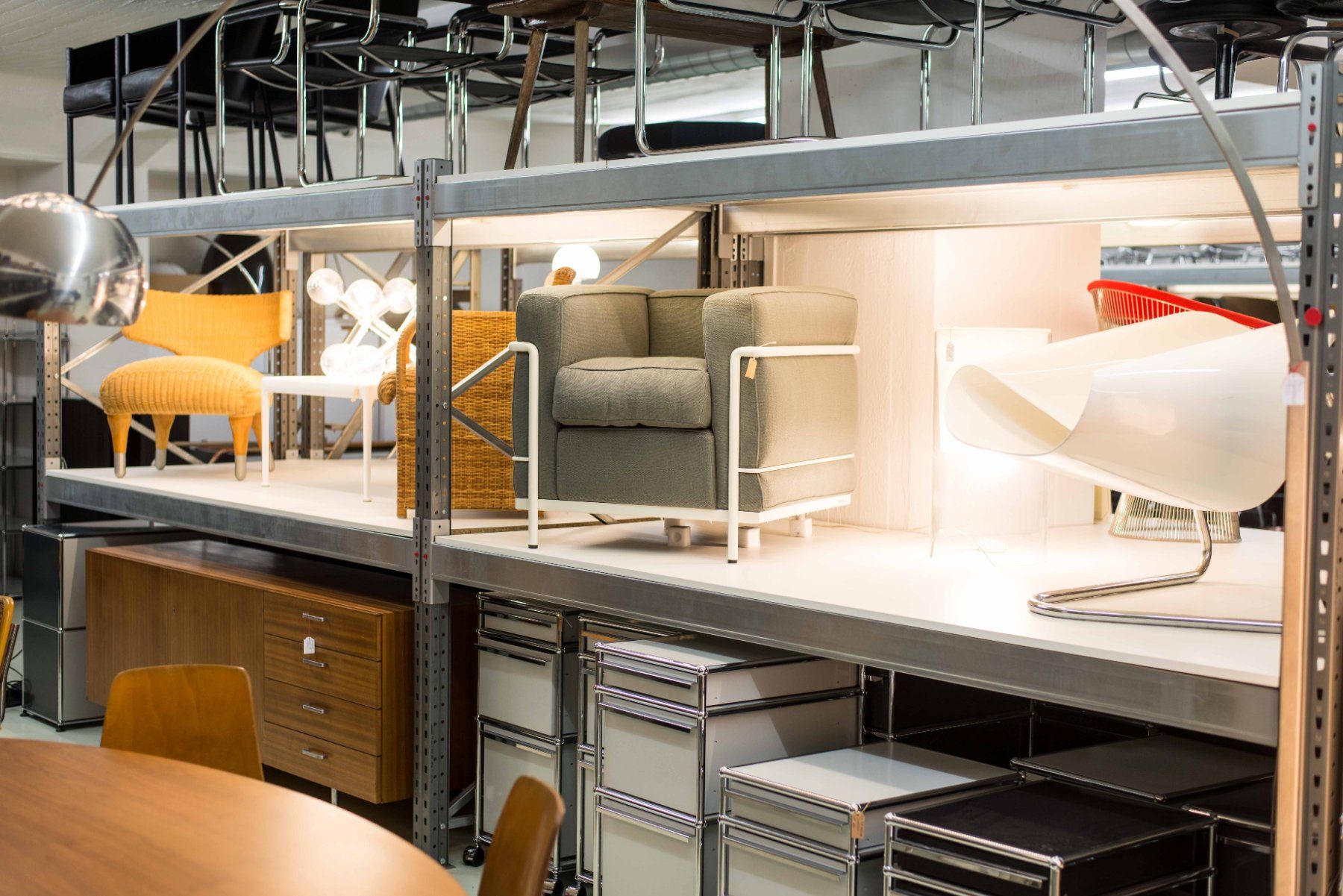 Herman Miller Chaises: Herman Miller Eames EA 117 Bürostuhl, Schwarz, Aluminium pol – D'occasion à Zürich par STUZH38 9