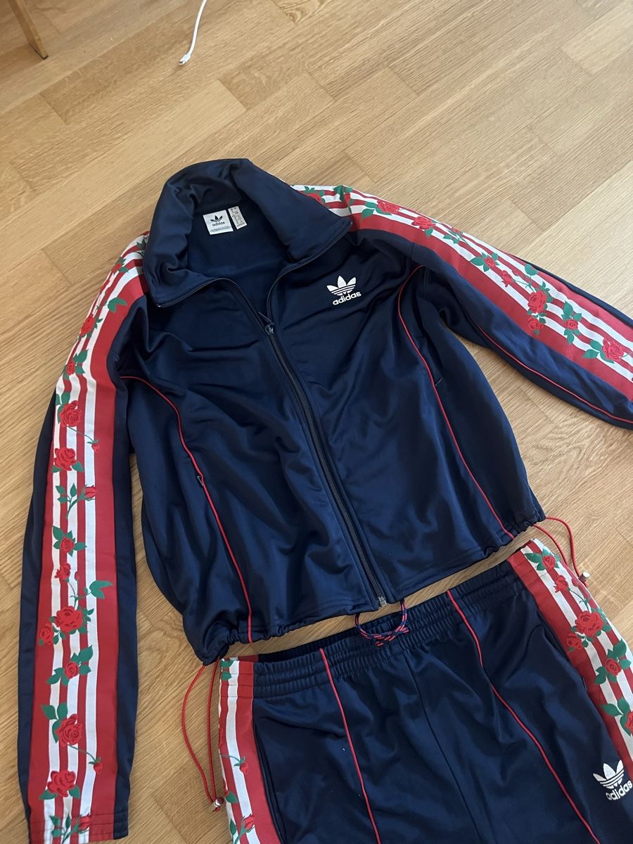 Adidas Completi & Tailleur: Adidas Trainingsanzug Blumenmuster dunkelblau – Usato da Zürich venduto da R1908 1