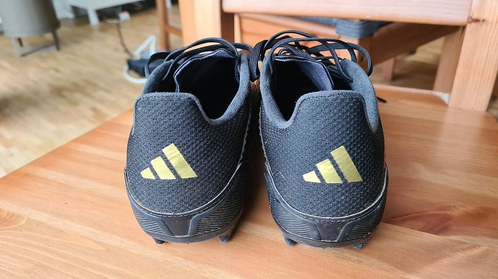 Adidas Scarpe da uomo: Chaussures de foot Adidas 40 2/3 – Usato da Perly venduto da Klopfi80 2
