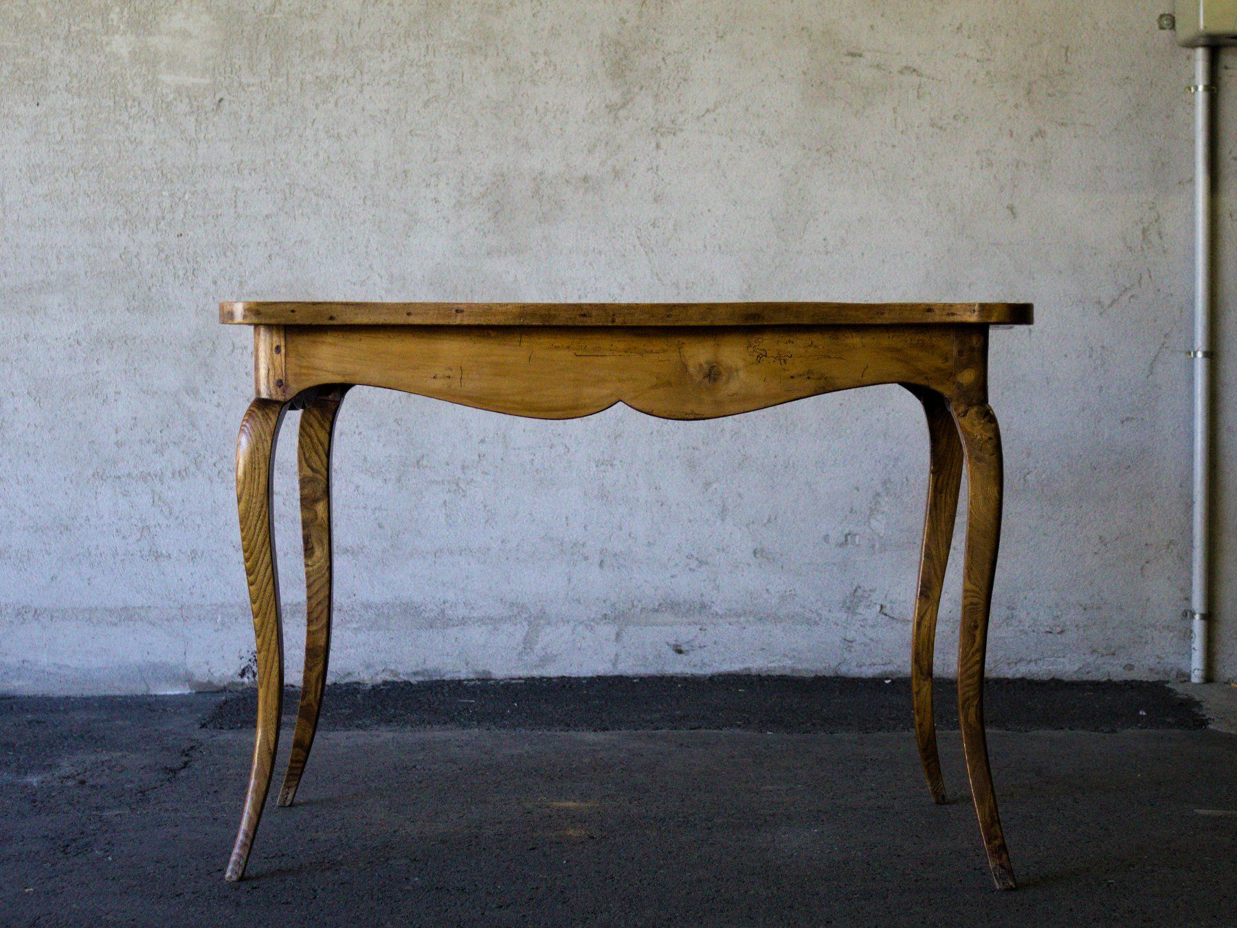 Tavoli: Table à écrire d'époque Louis XV – Usato da Les Mayens-de-Sion venduto da valbroc 4