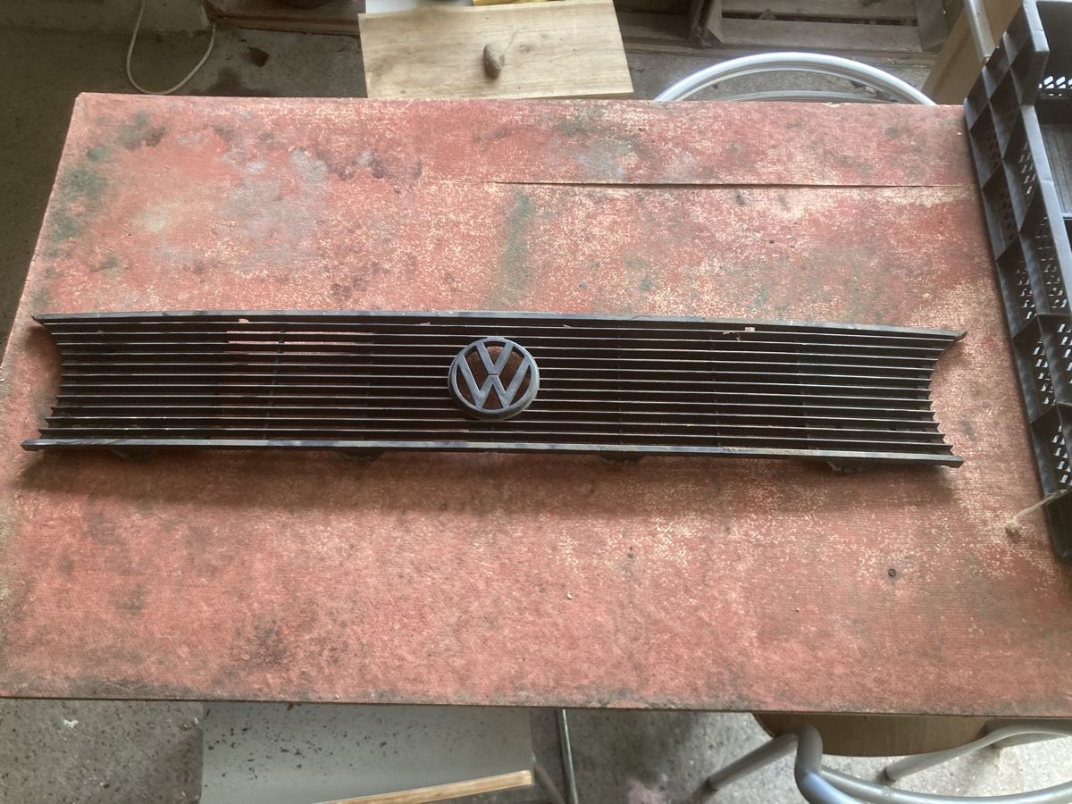 VW Tutti pezzi di ricambio auto: Kühlergrill VW Golf 1 – Usato da Dulliken venduto da Manueliot