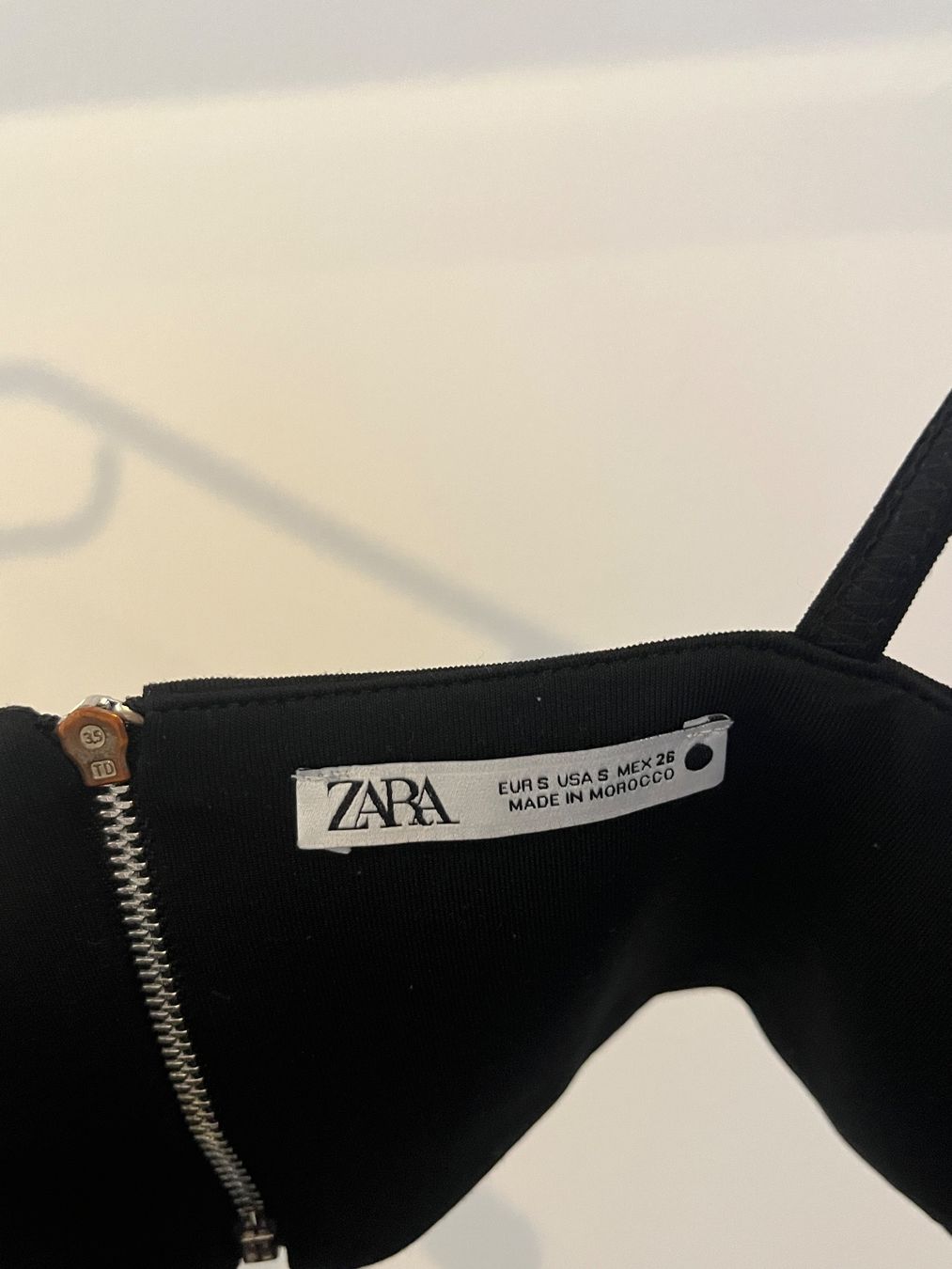 Zara Top: Top à bretelles, noir – Usato da Savagnier venduto da taianab 2