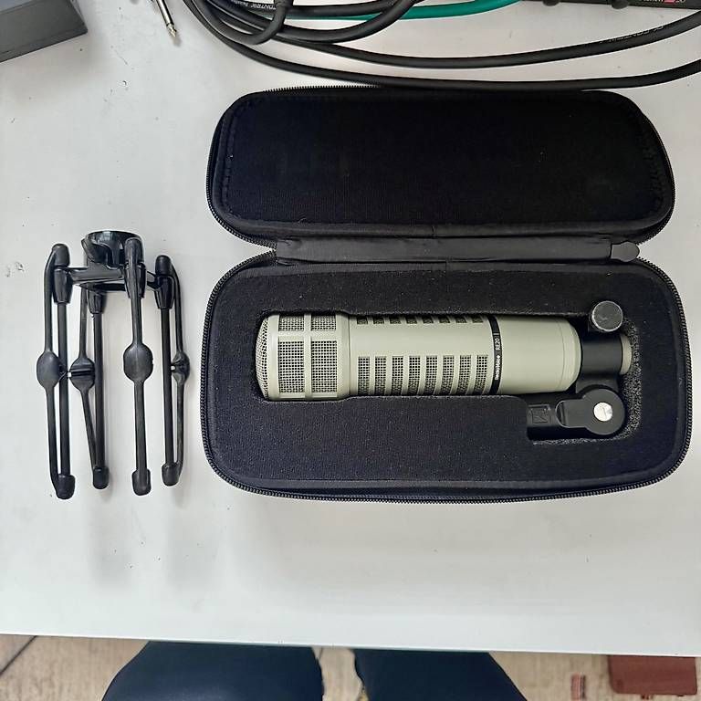 Electro-voice Microfoni: Electro-Voice RE20 Cardioid Dynamic Microphone – Usato da Luzern venduto da Taxi.Vader