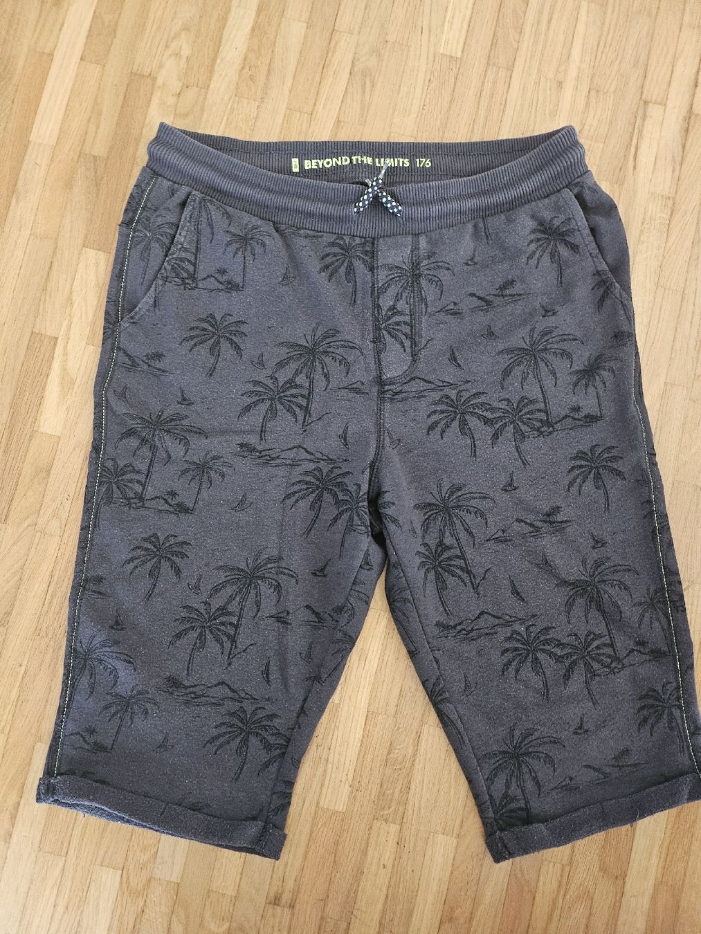 Pantaloni: WE-Hose Beyond the Limits grau Palmenmuster Gr.176 – Usato da Rapperswil SG venduto da dslemer
