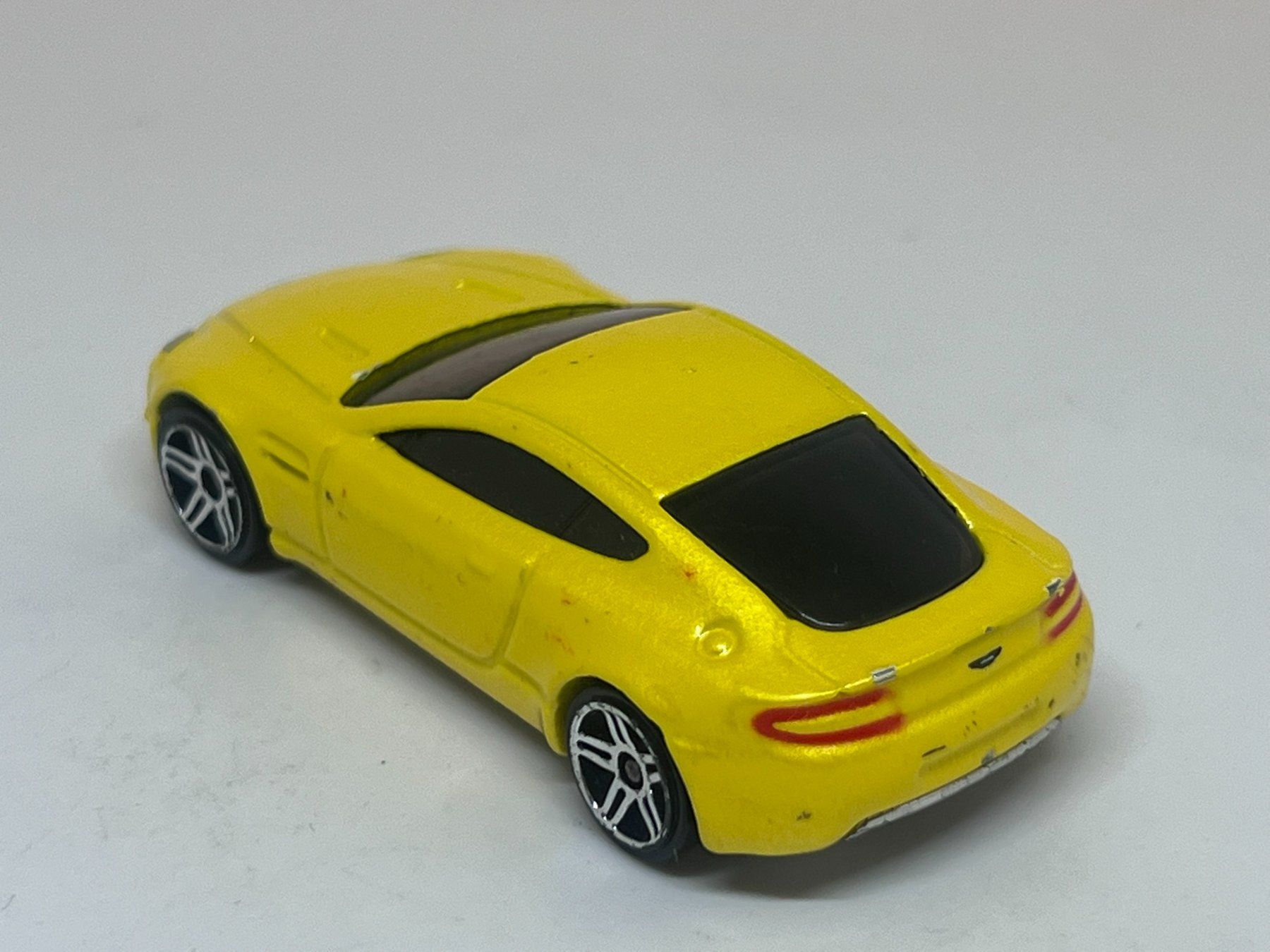 Hot Wheels Modellini d'auto: Hot Wheels Aston Martin V8 Vantage #15 – Usato da Wildegg venduto da LaaBoutique 2
