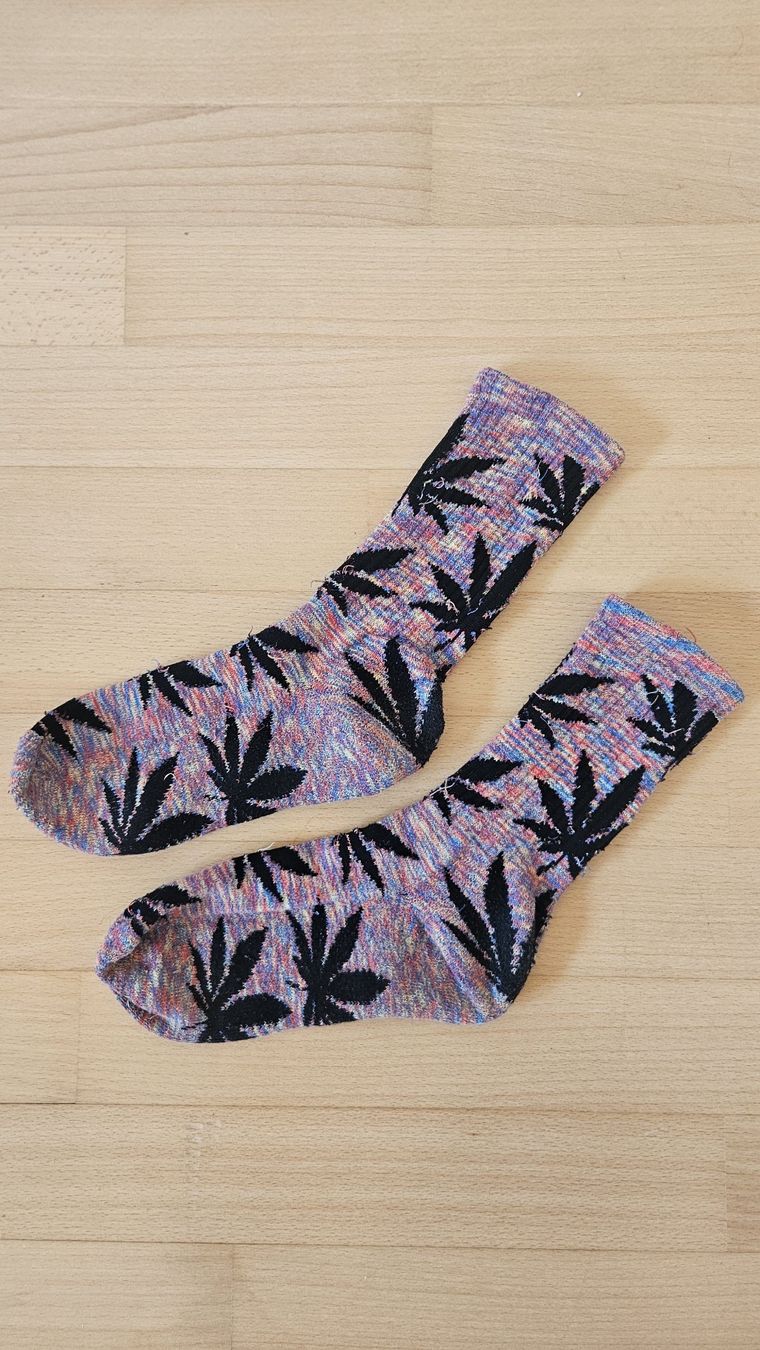 Calze: Socken mit Cannabisblattmuster – Usato da Zürich venduto da corinne.nussbaumer20