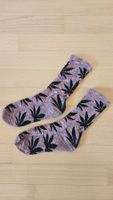 Socken mit Cannabisblattmuster