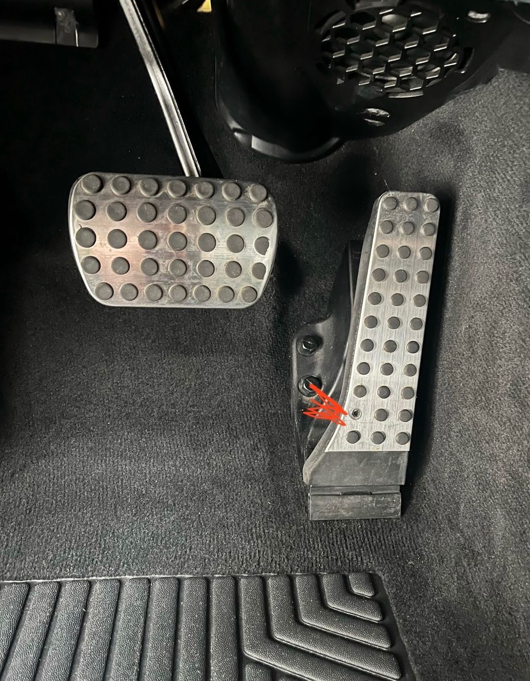 Mercedes-Benz Tutti pezzi di ricambio auto: Mercedes Fusspedalabdeckung – Usato da Uster venduto da r_mendes 1