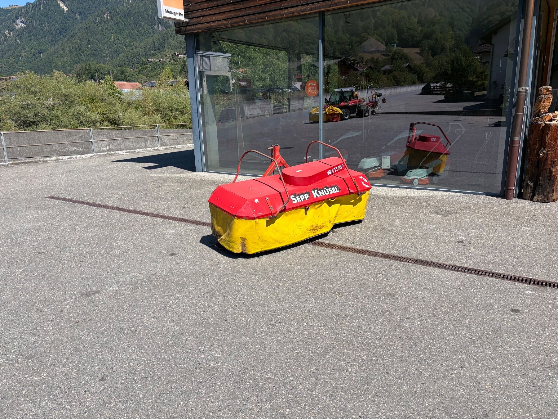 Raccolta foraggio grezzo: Knüsel Mähwerk Blitz 220 – Usato da Pragg-Jenaz venduto da stihlmarti