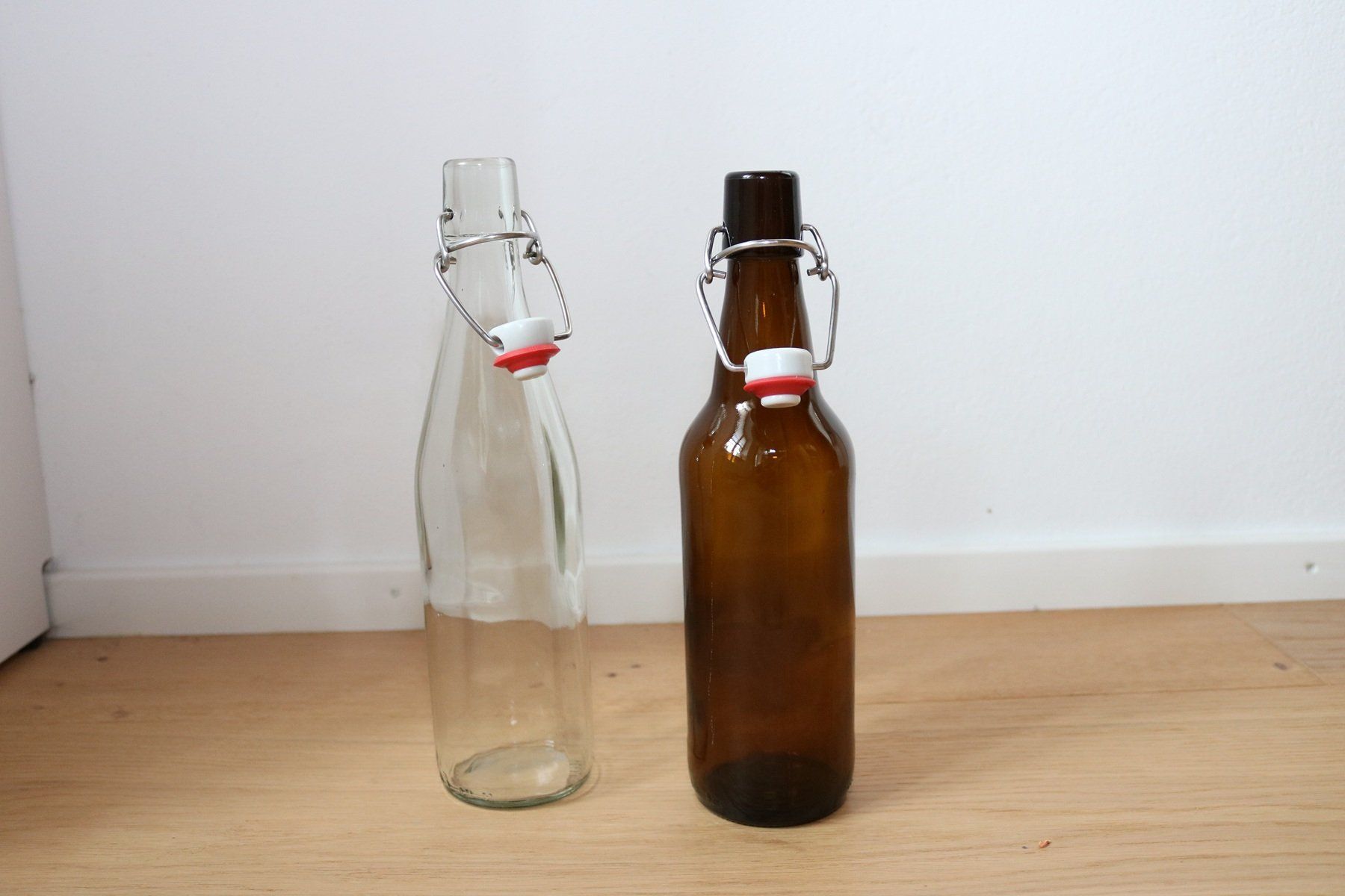 Bicchieri, Caraffe & Bottiglie: Bügelflaschen weiss & braun – Usato da Ersigen venduto da quick07