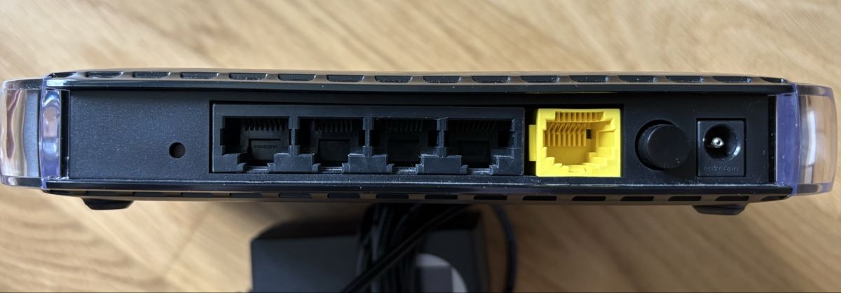 Netgear Modem & Router: Netgear WNR1000 v3 - N150 WLAN-Router – Usato da Utzenstorf venduto da wing55 2