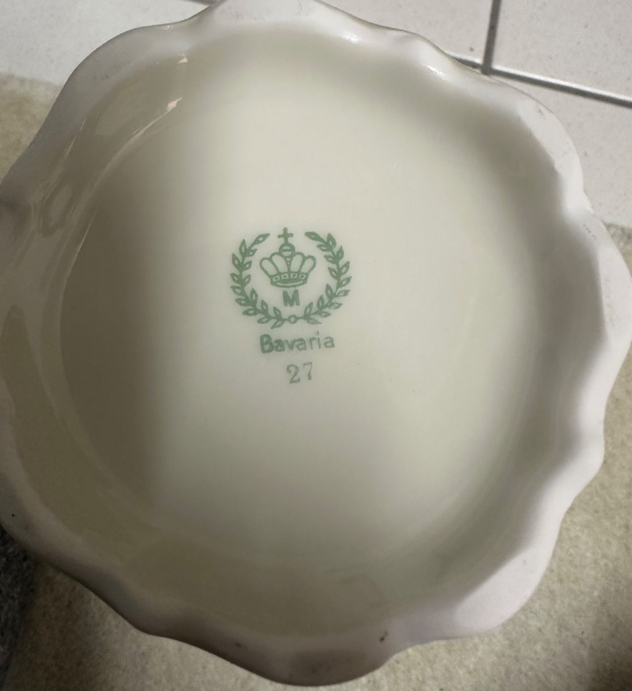JOLIE DINETTE SERVICE A THE en PORCELAINE décors IRISES dans sa boite 1950