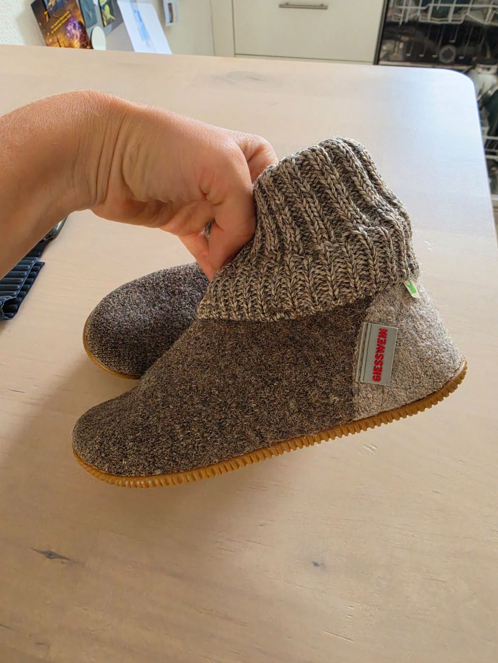 Scarpe per ragazzi: Giesswein Hausschuhe Gr. 25 – Usato da Buchs SG venduto da dicker_karl 1