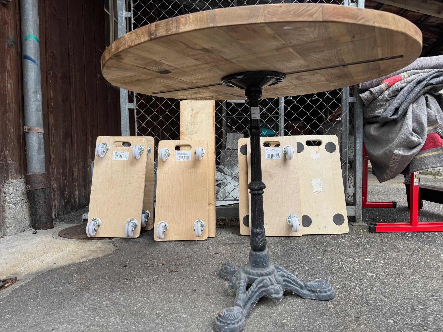 Tische: Rustikaler Bistrotisch, Holztisch, rund, Durchmesser 90 cm – Gebraucht aus Koblenz von Rbaldinger54 2