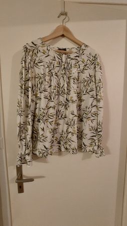 Hübsche Bluse von Yessica, Grösse 40, mit Olivenmuster