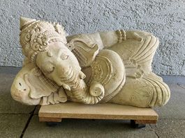Grosser liegender Ganesha aus Sandstein