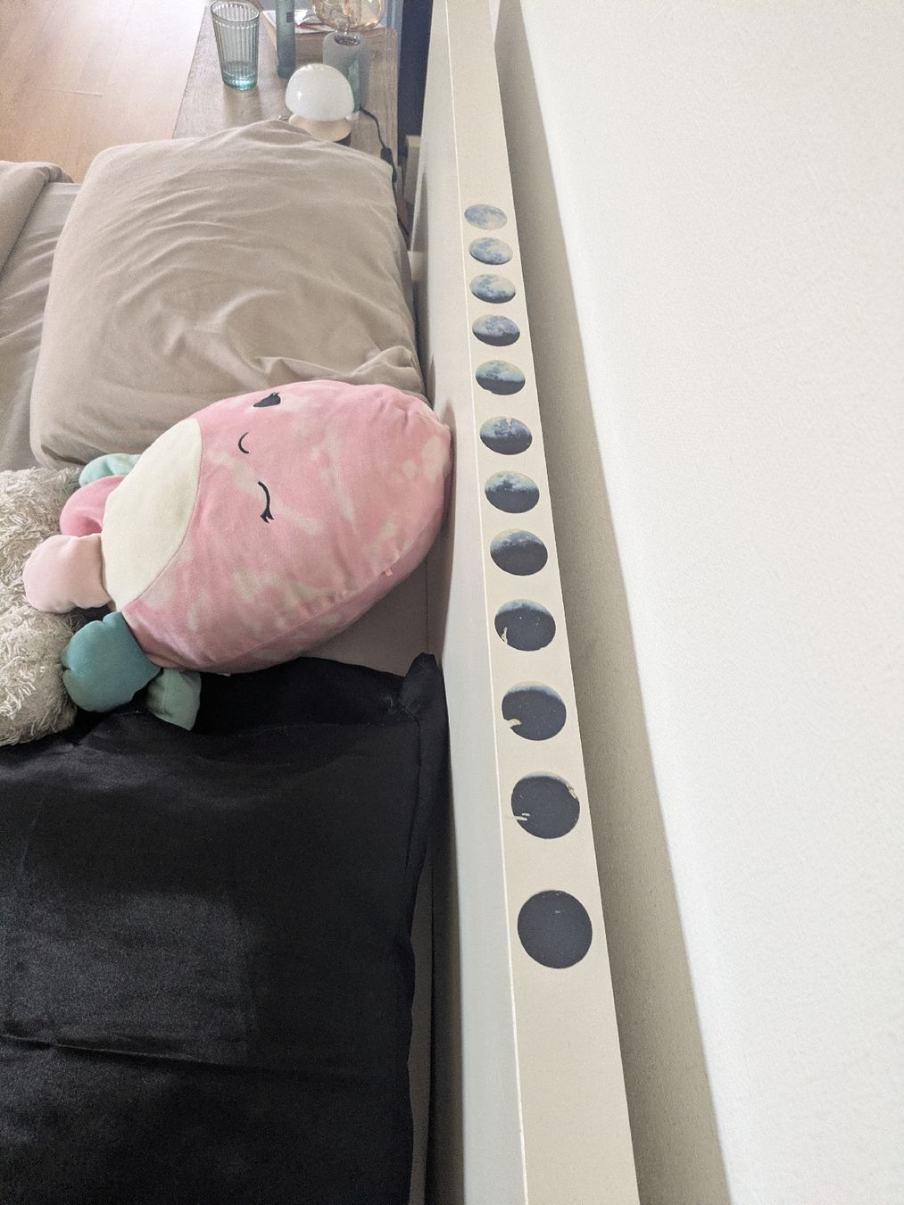 Betten: Lit + matelas + table de nuit  – Gebraucht aus Tramelan von cat_67zv 1
