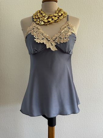 Caraco en satin gris dentelle S bon 