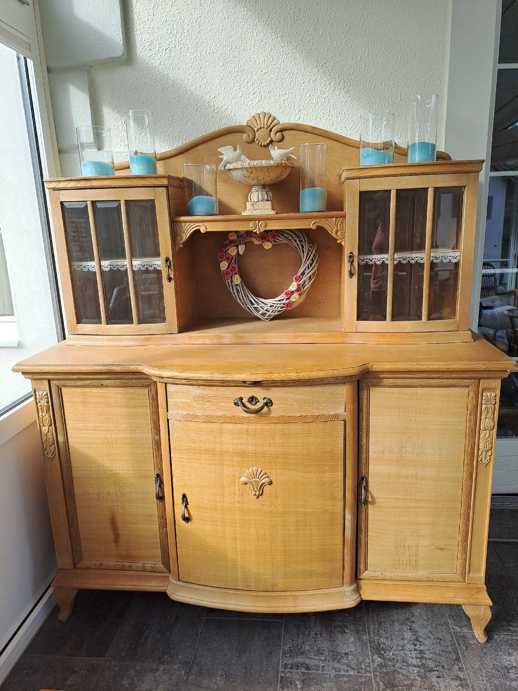 Büffets: Buffet aus Holz mit Glasvitrinen  – Gebraucht aus Rickenbach LU von bishiida