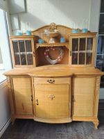Buffet aus Holz mit Glasvitrinen 