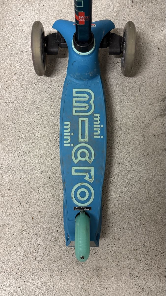 Micro Kickboard: Micro mini mit Helm (48-53cm) – D'occasion à Lachen SZ par Thagismo999 2