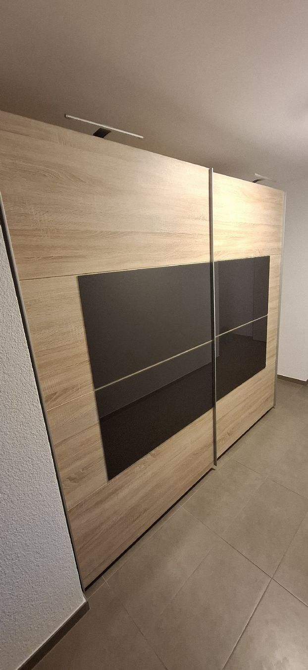 Armadi: Grosser Schiebetürenschrank – Usato da Interlaken venduto da sam_dp66