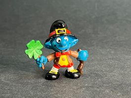 20176 St-Patrick Schlumpf mit rotem Hutband Schleich Vintage