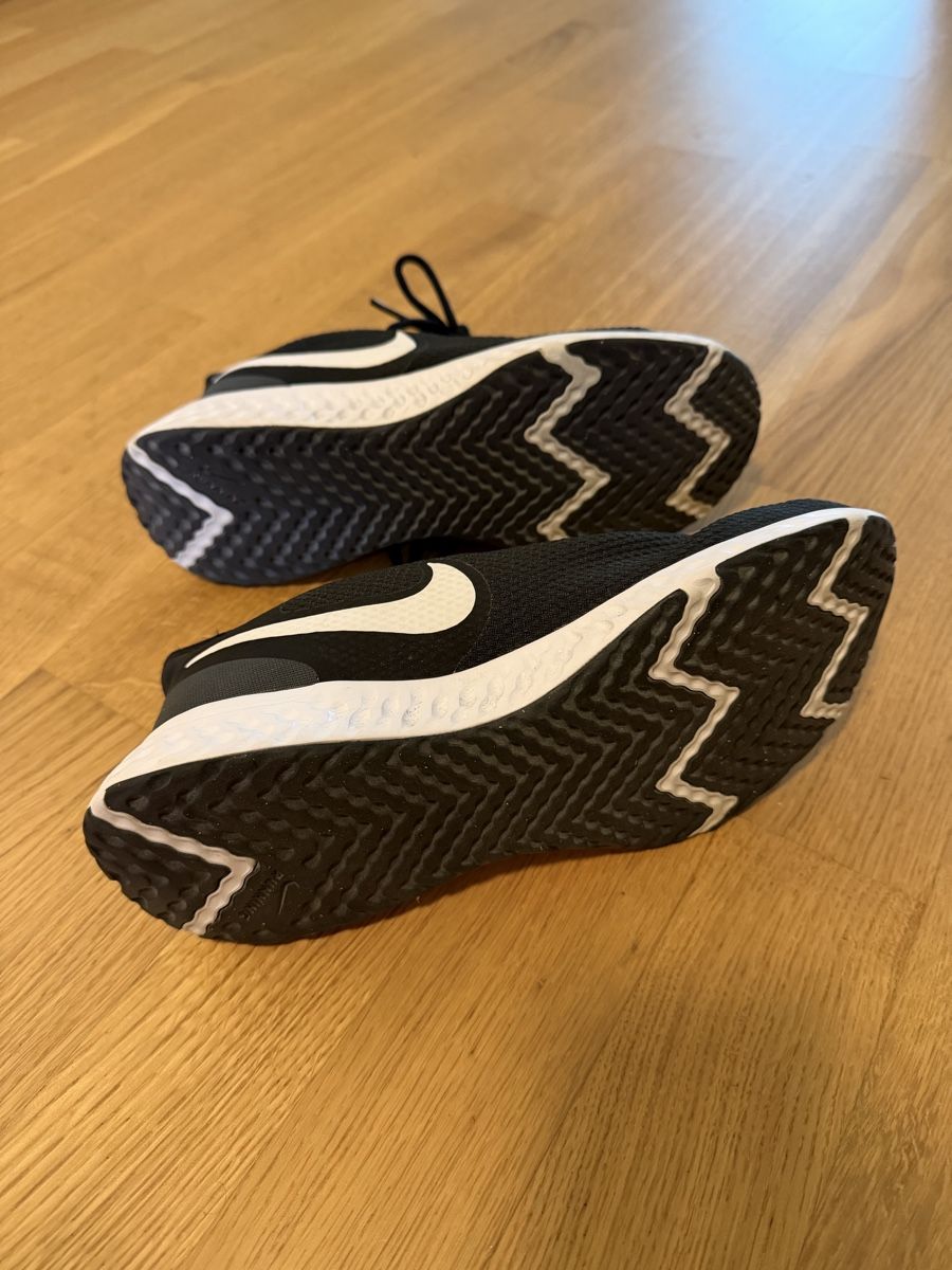 Nike Scarpe da donna: Nike Training Schuhe schwarz – Usato da Nänikon venduto da MaJa_123 2