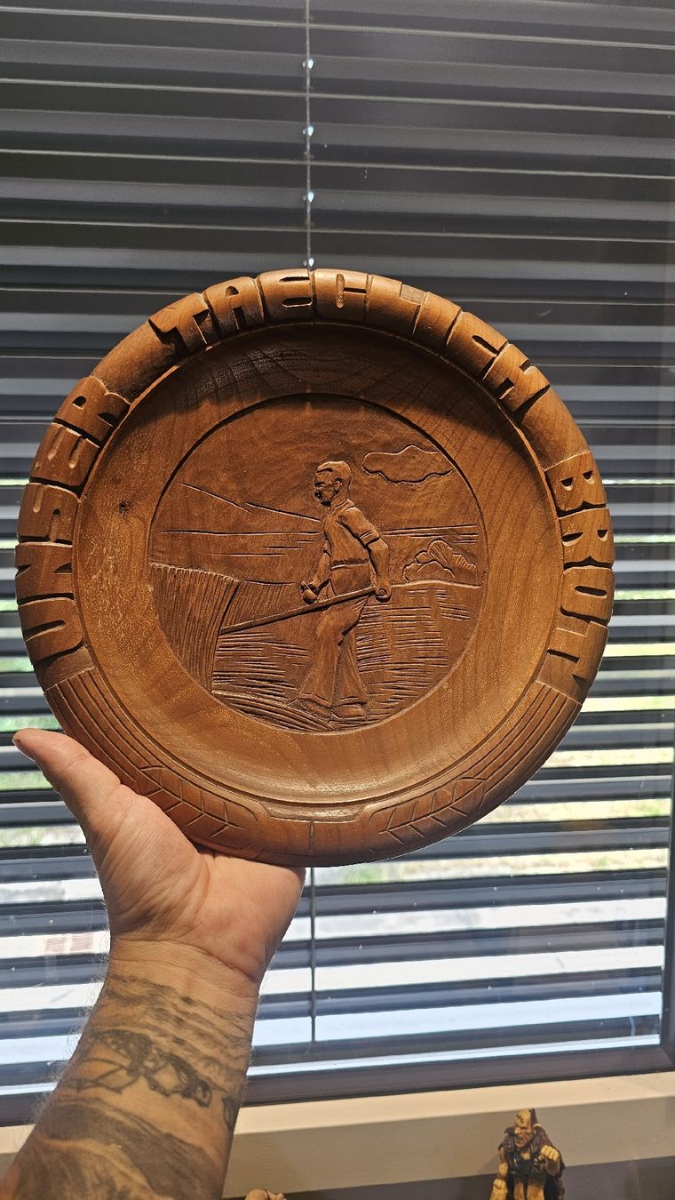 Teller: Holzrelief Teller mit Schweizer Szene und Inschrift – Gebraucht aus Scherz von gui_6q7l