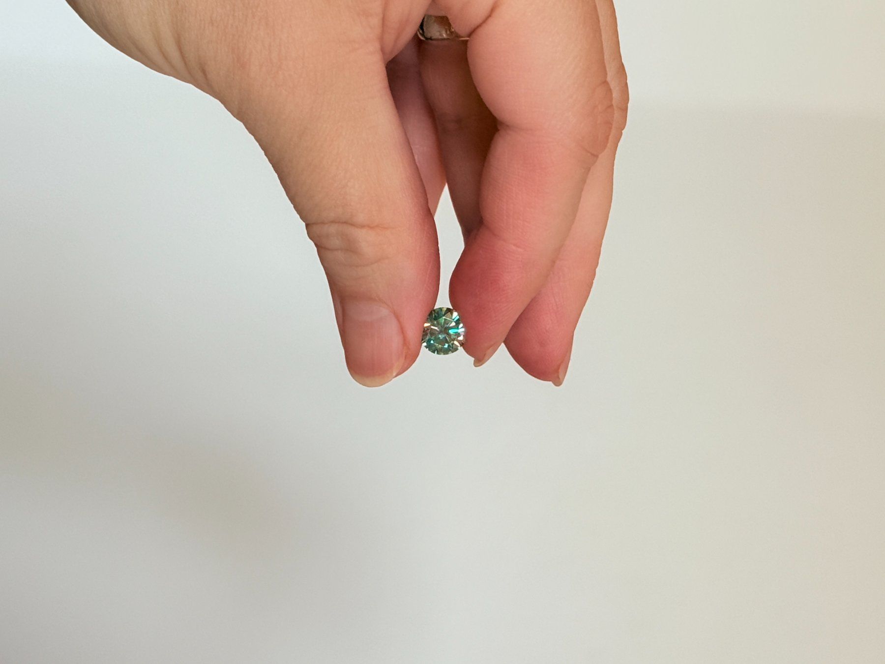 Minerali & Pietre curative: 8mm 2 carats 1 pc Moissanite green – Nuovo e nell'imballaggio originale da Genève venduto da AWWA 2