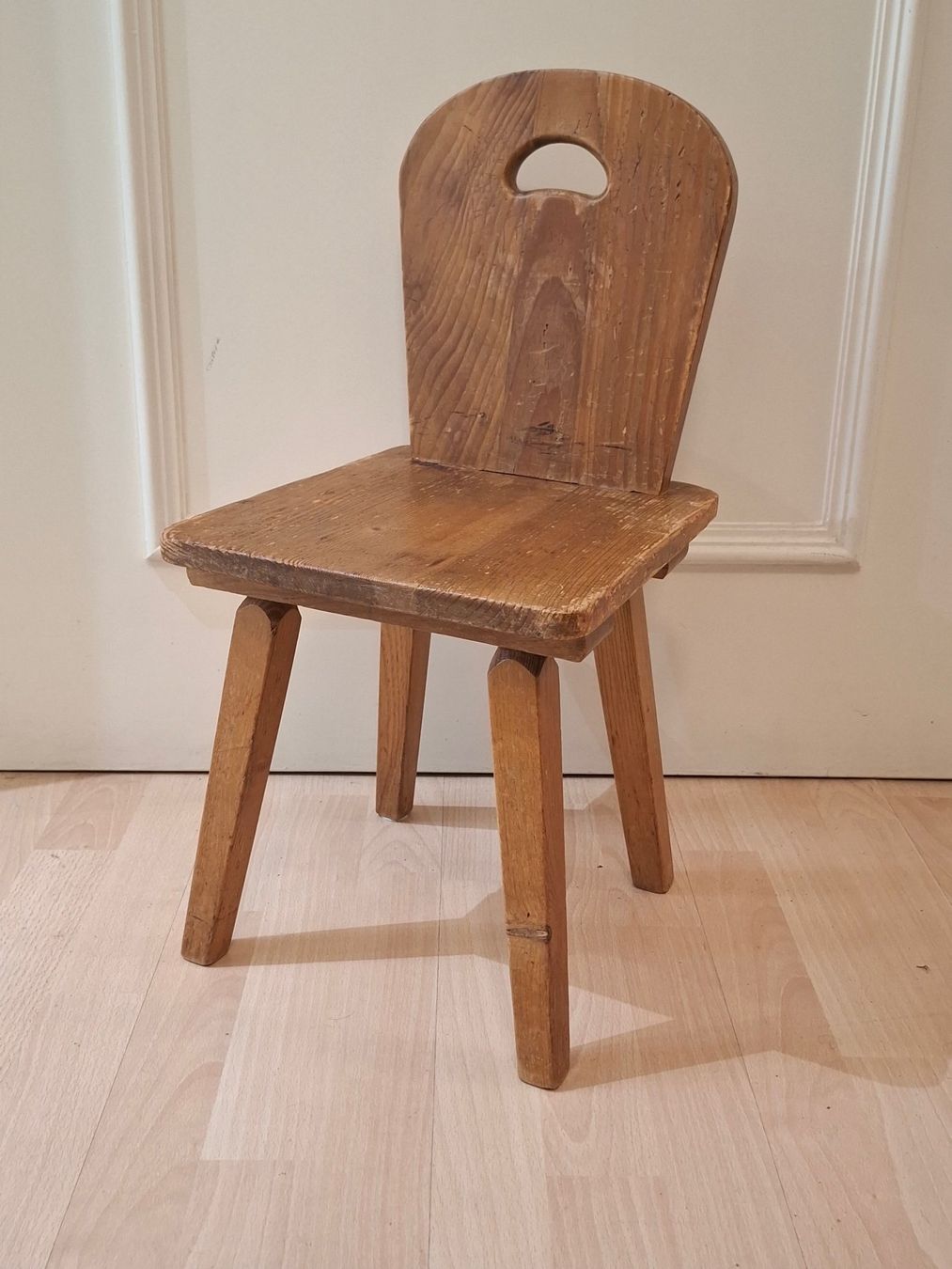 Stühle: Rustikale Kinderstuhl 1950 Authentischer Vintage-Alpenhocker – Gebraucht aus Zürich von bruzolda