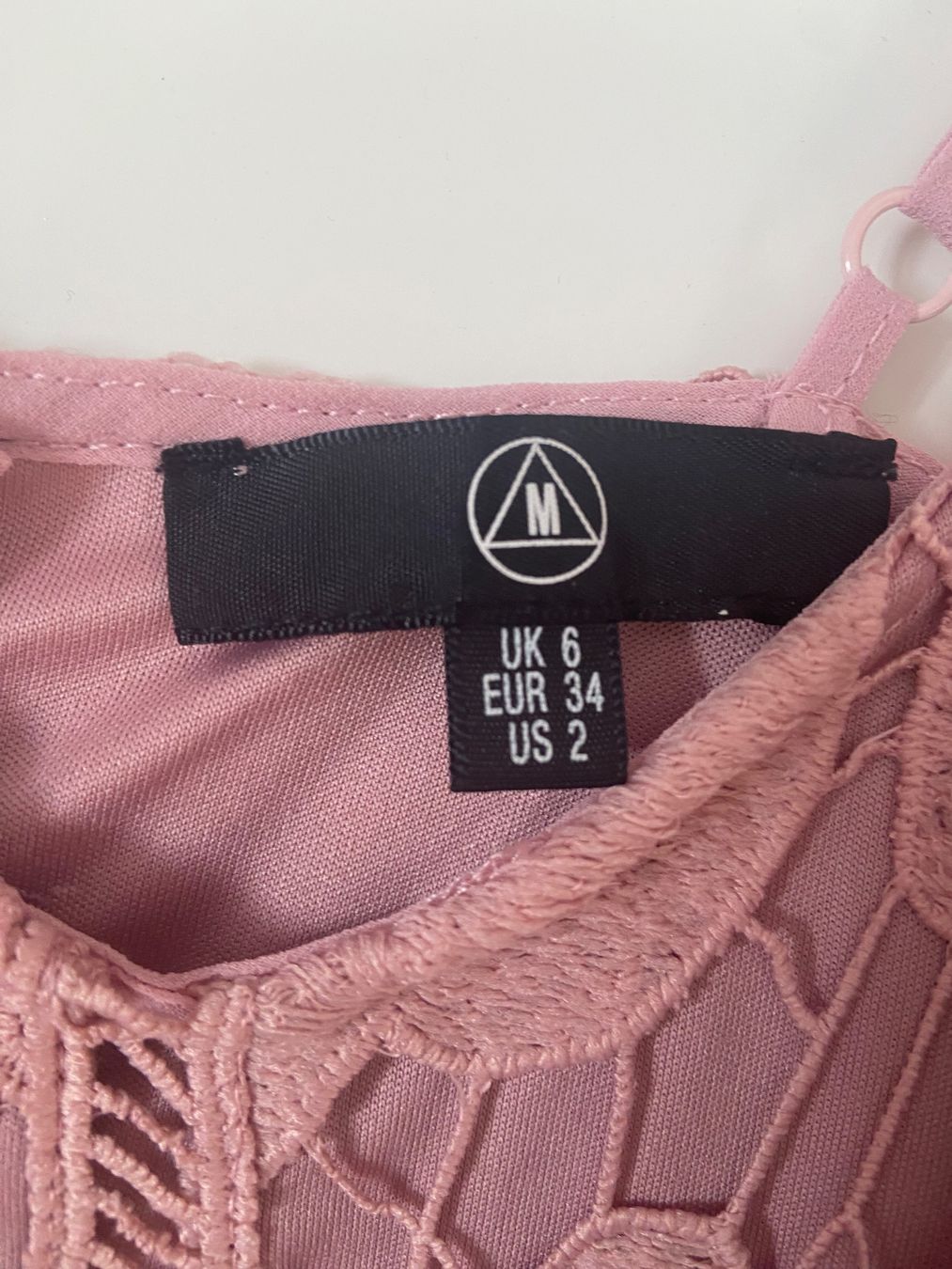 Kleider: Elegantes, rosa Spitzenkleid – Gebraucht aus Widnau von Imani 2