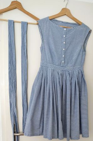 Baumwollkleid mit seitlichem Reissverschluss und Knöpfen