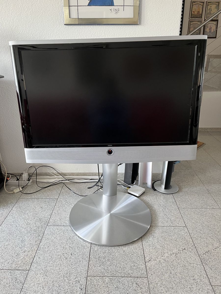 Loewe Televisori: Alter Loewe Fernseher mit Standfuss – Usato da Ebmatingen venduto da Heinco