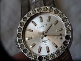 OMEGA MIT VIEL STEIN  DAMEN UHR.HANDAUFZEUG.NICHT LÄÜFT