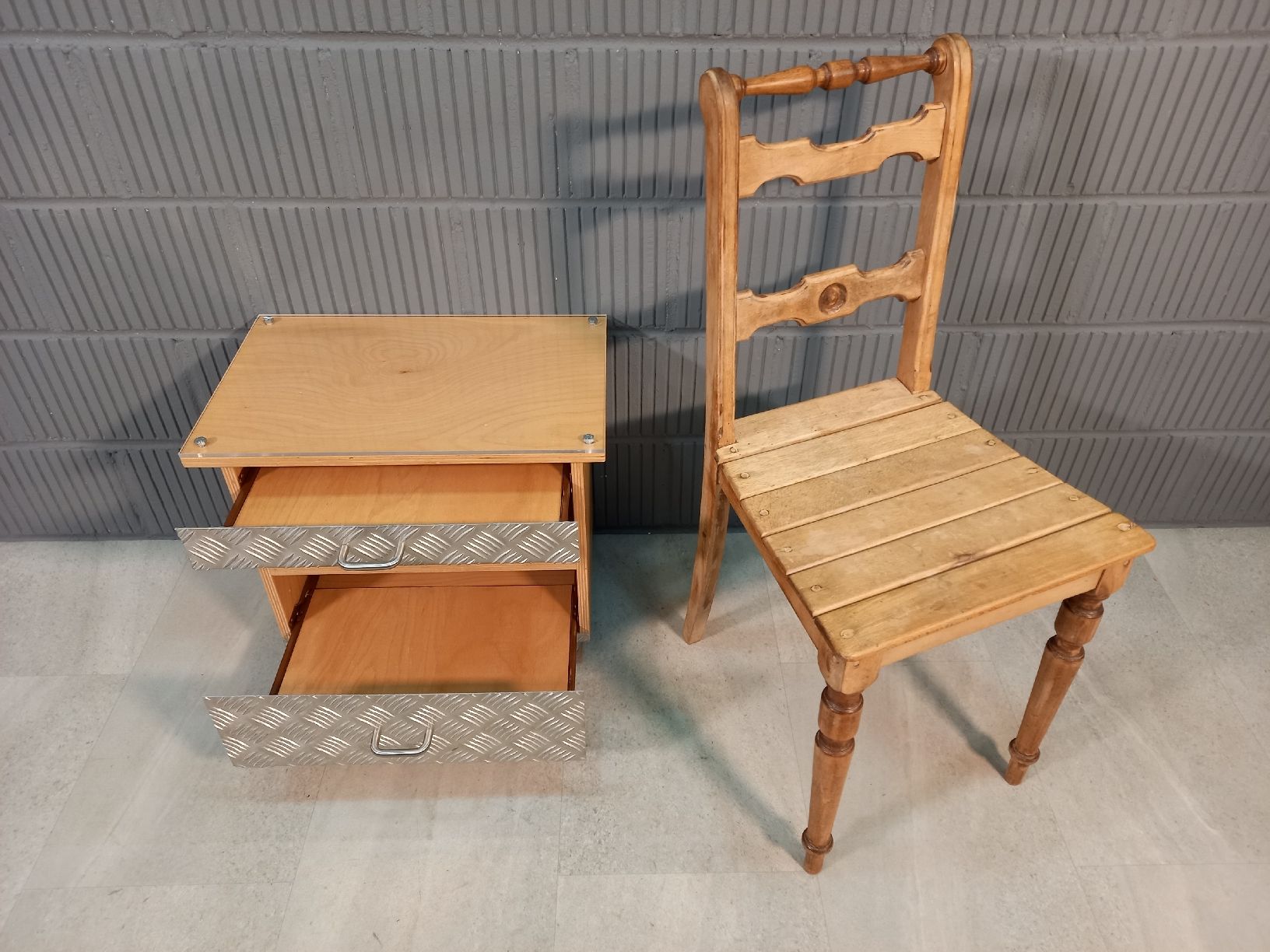 Nachttische: Holz-Riffelblech Night-Stand. Kommode Nachttisch Rollbar – Gebraucht aus Nottwil von Wondewa-Shop 9