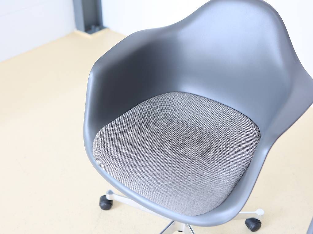 Vitra Stühle: Eames Plastic Armchair, Bürostuhl Vitra – Gebraucht aus Meinisberg von atelier_TILIJA 1