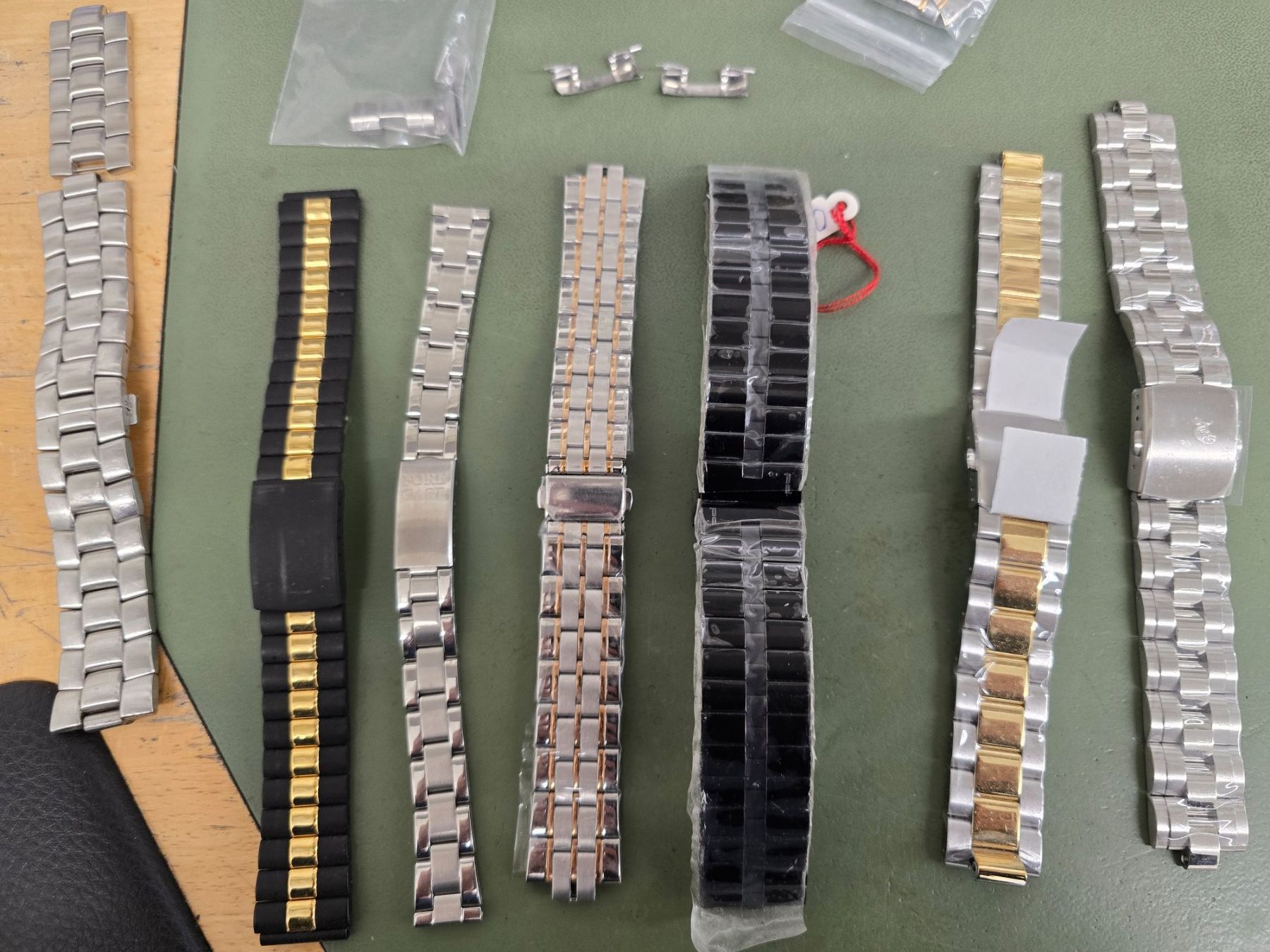 Orologi: Lot de 7 bracelets de montre – Usato da Tramelan venduto da Nirdan