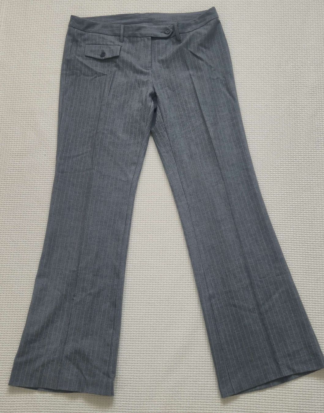 Benetton Hosen: Pantalon BENETTON à rayures grises, taille 44 – Neu (gemäss Beschreibung) aus Le Locle von Arya4
