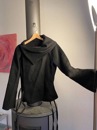 Schwarze Wickeljacke, Wolle, Gr. 40 (UK 16), asymmetrisch