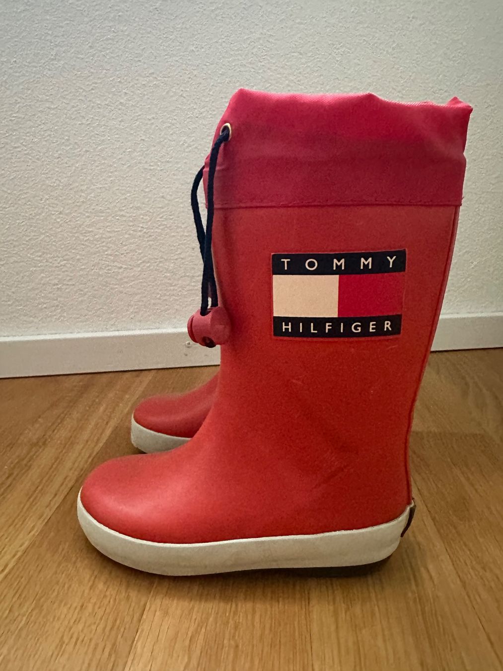 Tommy Hilfiger Scarpe per ragazzi: Gummistiefel Rot Grösse 24 Tommy Hilfiger – Usato da Unterägeri venduto da StefanGekko