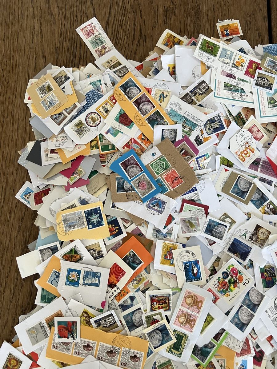 Tutti i francobolli: 3,2kg inkl. Schachtel Schweizer Briefmarkenabschnitte – Usato da Braunau venduto da Desil2511 1