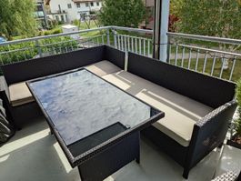 Rattan Sitzbänke mit Polster und Glastisch