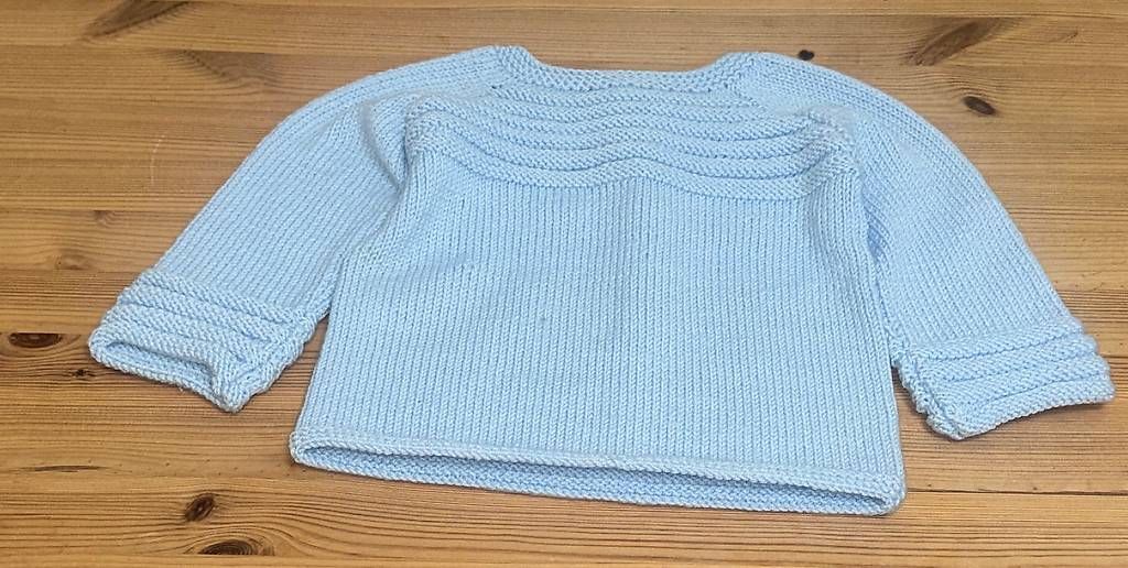 Maglioni & Felpe:  Handgestrickter Baby-Pullover mit Knopfdetails – Nuovo e nell'imballaggio originale da Wollerau venduto da ALPERA 1
