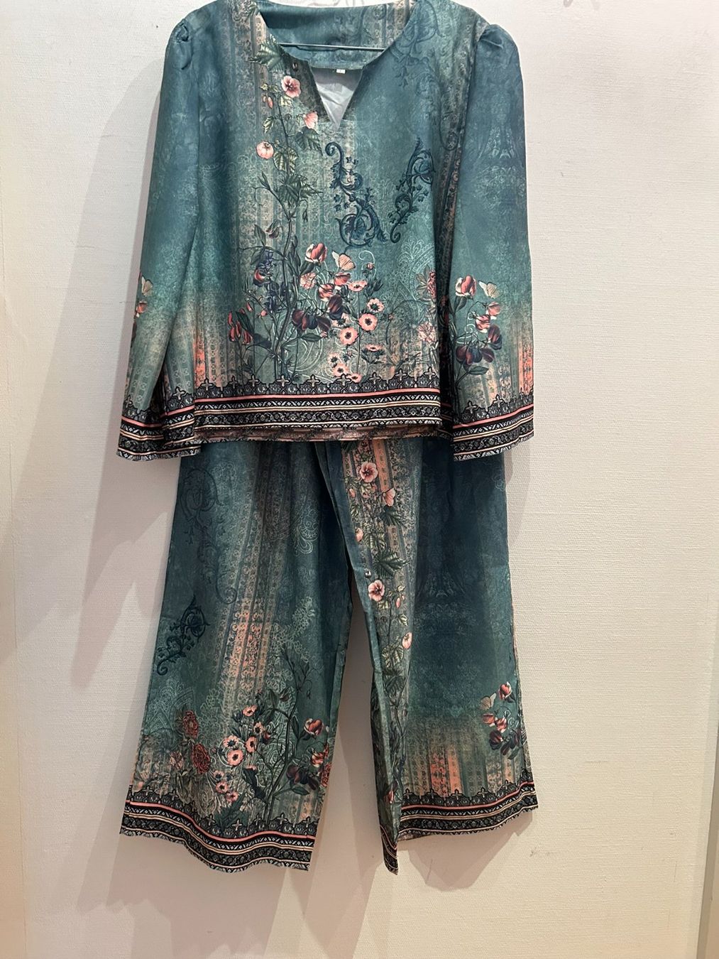 Lotti di vestiti: Ensemble pantalon décontracté et fluide T/L – Nuovo (secondo la descrizione) da nyon venduto da Lbabi 4