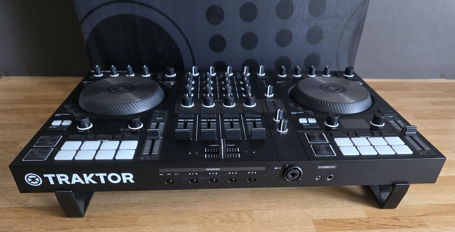 Native Instruments Console di mixaggio: Native Instruments Traktor Kontrol S4 MK3 – Usato da Basel venduto da regnam 5