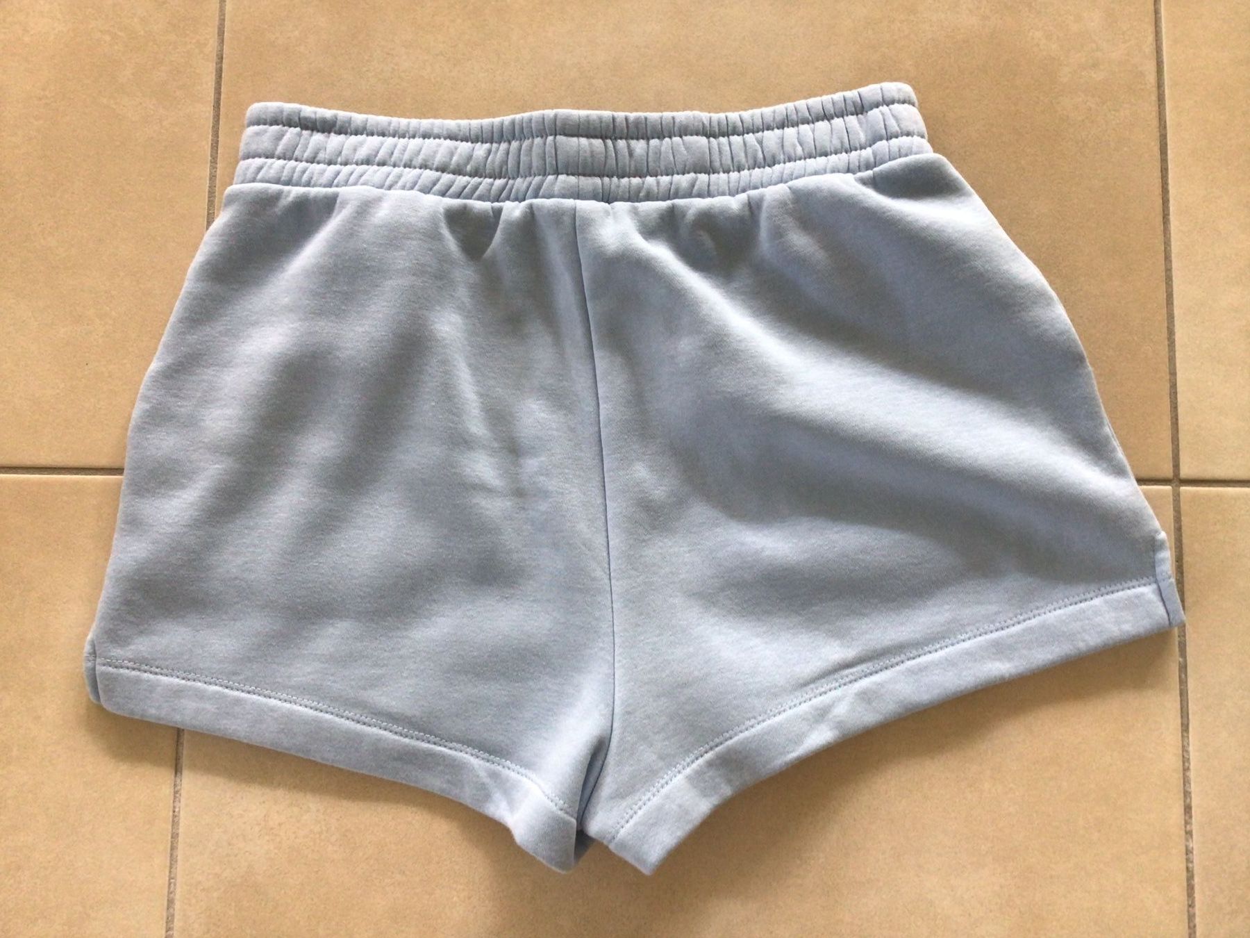 Pantaloni: hellblaue Shorts, Grösse M – Usato da Frauenfeld venduto da Stehojen 1